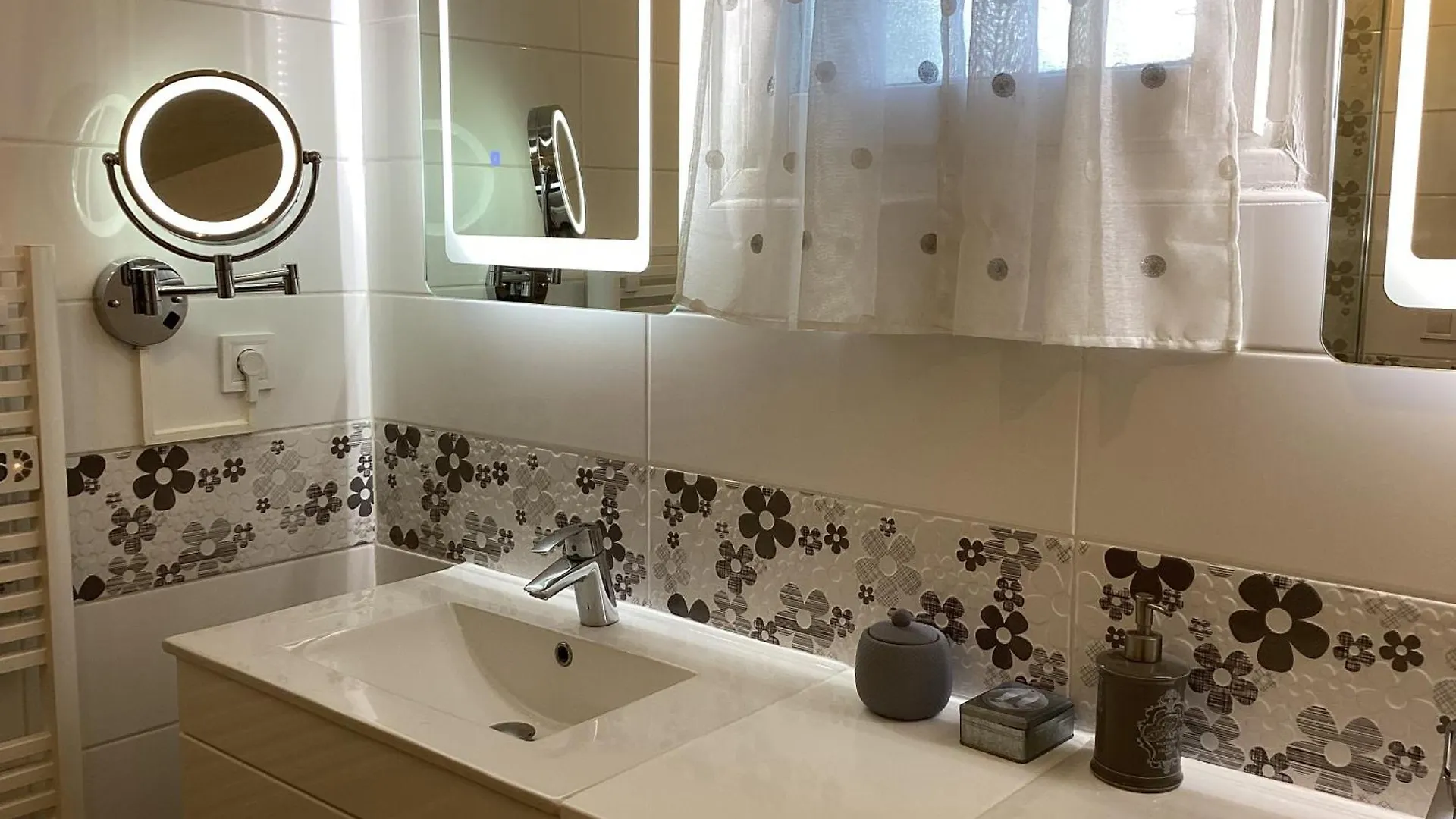 Chambre D'Hotes La Maximinoise A 5Mn De Chantilly Et A Proximite De Senlis, Parc Asterix, Pierrefonds, Compiegne, Aeroport Roissy Charles De Gaulle Saint-Leu-d'Esserent 0*,