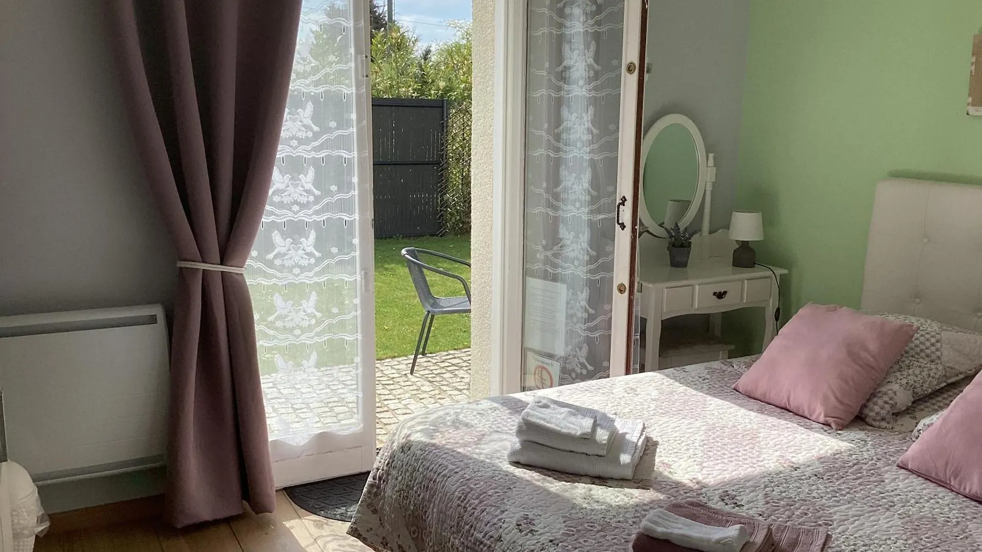 Chambre D'Hotes La Maximinoise A 5Mn De Chantilly Et A Proximite De Senlis, Parc Asterix, Pierrefonds, Compiegne, Aeroport Roissy Charles De Gaulle Saint-Leu-d'Esserent Bed & Breakfast